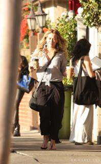 Hilary Duff feet photo thumbnail