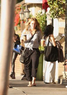 Hilary Duff feet photo thumbnail