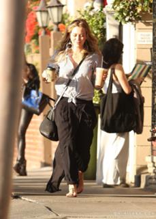 Hilary Duff feet photo thumbnail