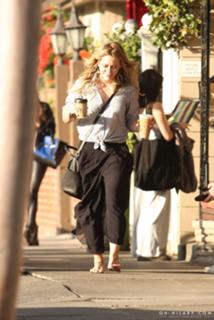 Hilary Duff feet photo thumbnail