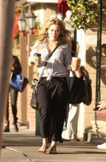 Hilary Duff feet photo thumbnail