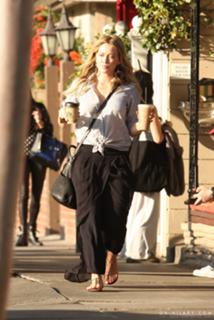 Hilary Duff feet photo thumbnail