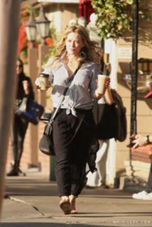 Hilary Duff feet photo thumbnail