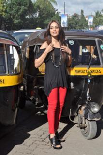 Bipasha Basu feet photo thumbnail