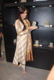 Dia Mirza feet photo thumbnail