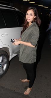 Dia Mirza feet photo thumbnail