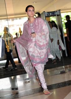Dia Mirza feet photo thumbnail