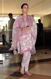Dia Mirza feet photo thumbnail