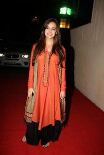 Dia Mirza feet photo thumbnail