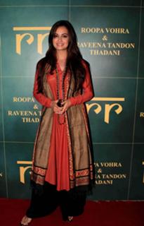 Dia Mirza feet photo thumbnail