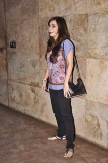 Dia Mirza feet photo thumbnail