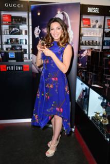 Kelly Brook feet photo thumbnail