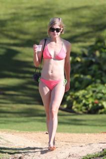 Rosamund Pike feet photo thumbnail