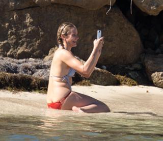 Cameron Diaz feet photo thumbnail