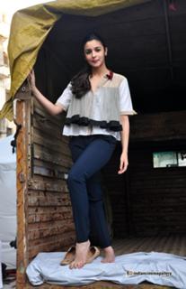 Alia Bhatt feet photo thumbnail