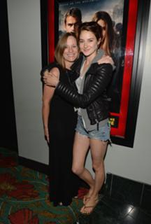 Shailene Woodley feet photo thumbnail