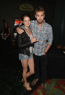 Shailene Woodley feet photo thumbnail