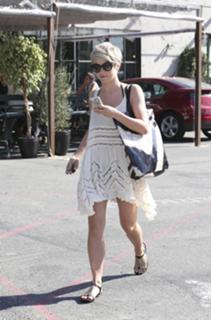 Julianne Hough feet photo thumbnail