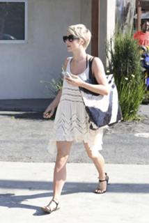 Julianne Hough feet photo thumbnail