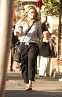 Hilary Duff feet photo thumbnail
