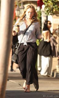 Hilary Duff feet photo thumbnail