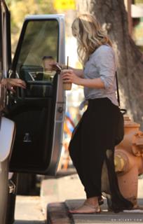 Hilary Duff feet photo thumbnail