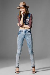 Josephine Skriver feet photo thumbnail