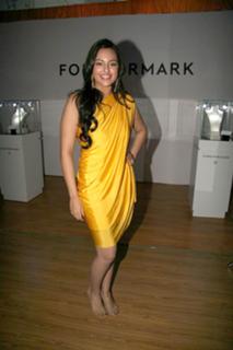 Sonakshi Sinha feet photo thumbnail