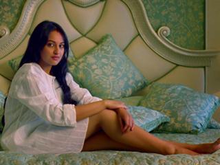 Sonakshi Sinha feet photo thumbnail