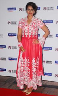 Sonakshi Sinha feet photo thumbnail
