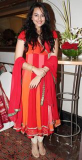 Sonakshi Sinha feet photo thumbnail