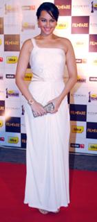 Sonakshi Sinha feet photo thumbnail