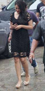 Sonakshi Sinha feet photo thumbnail