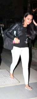 Sonakshi Sinha feet photo thumbnail