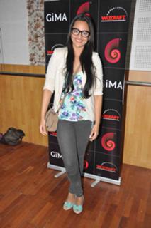 Sonakshi Sinha feet photo thumbnail