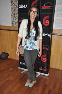 Sonakshi Sinha feet photo thumbnail