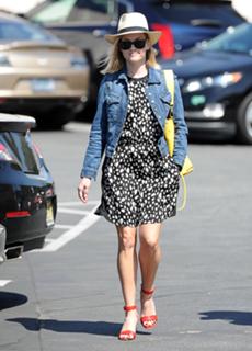 Reese Witherspoon feet photo thumbnail