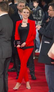 Scarlett Johansson feet photo thumbnail