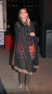 Sonam Kapoor feet photo thumbnail