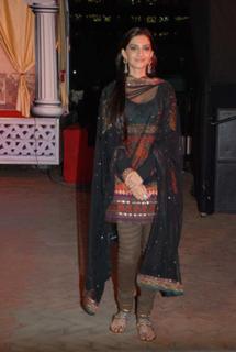 Sonam Kapoor feet photo thumbnail