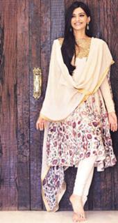 Sonam Kapoor feet photo thumbnail