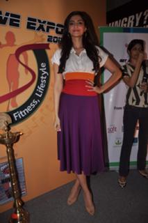 Sonam Kapoor feet photo thumbnail