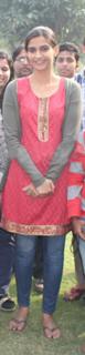 Sonam Kapoor feet photo thumbnail