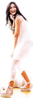 Sonam Kapoor feet photo thumbnail