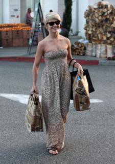 Julianne Hough feet photo thumbnail