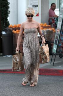 Julianne Hough feet photo thumbnail