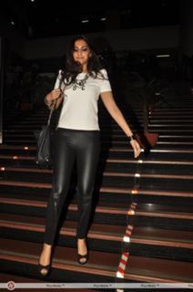 Sonam Kapoor feet photo thumbnail
