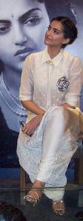 Sonam Kapoor feet photo thumbnail