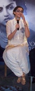 Sonam Kapoor feet photo thumbnail