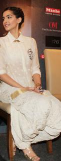 Sonam Kapoor feet photo thumbnail